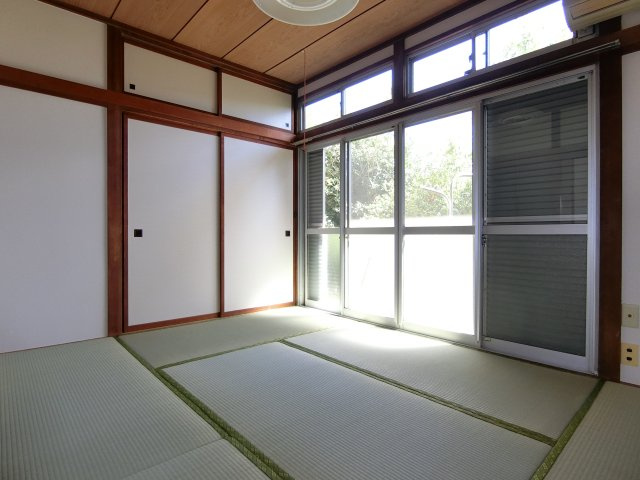 【居間・リビング】 | フラワーハイツ | 南向きの明るい居室スペース。