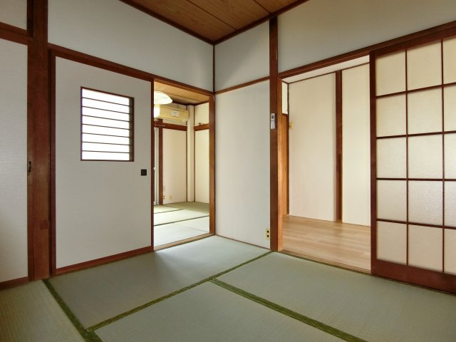 【居間・リビング】 | フラワーハイツ | 畳の落ち着く和室スペース。