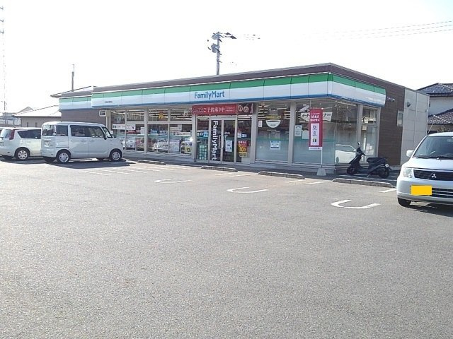 グレイシャス髙尾Ｃの周辺|ファミリーマート久留米北野町店まで570m