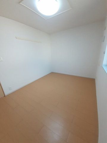 グレイシャス髙尾Ｃの寝室|風通しも良い寝室です☆
