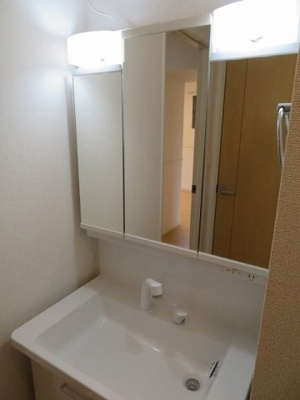 【洗面所】 | ＣＲＥＳＴ／／ＶＩＬＬＡ　Ⅱ | 明るい洗面所です