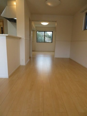 【居間・リビング】 | ＣＲＥＳＴ／／ＶＩＬＬＡ　Ⅱ | こちらの居間で趣味の時間をお楽しみください