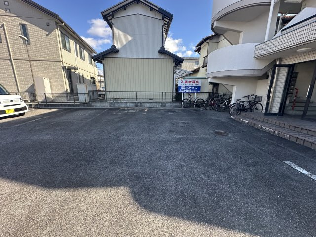 第二サンハイツ川原の駐車場