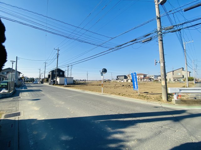 敷地面積87.7坪　売地　川越市萱沼　の前面道路含む現地写真|東側約4.0ｍ公道に接道幅が11ｍ以上！お車の出し入れもラクラクです♪　　　　　　　　　　　外観（2023年1月）撮影　