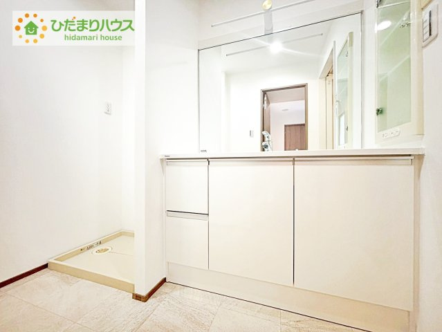 【独立洗面台】 | 三の丸グランキャッスルタワー | ワイドな独立洗面台には、ちょっとしたスキンケア用品などを置くのにも便利ですね(^^)/
窮屈になりがちな洗面脱衣場は洗濯機スペースを分けることで、十分な広さを確保しています。