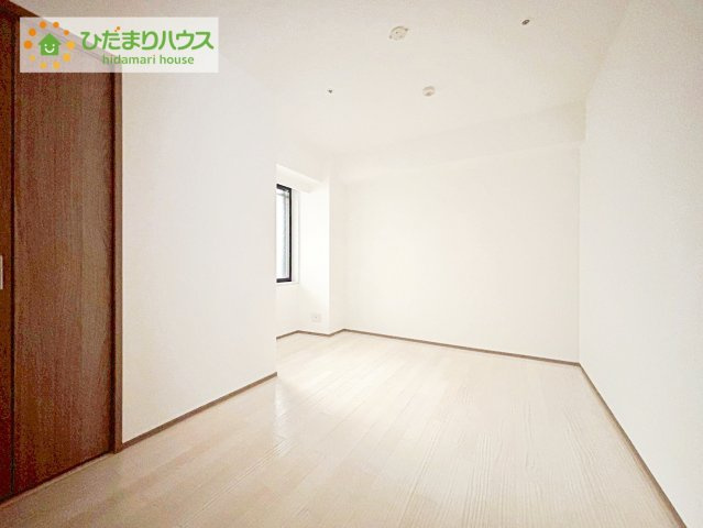 【洋室】 | 三の丸グランキャッスルタワー | 白を基調とした明るく爽やかな子ども室。自分の時間に集中できる、落ち着きのある居室です。学習机やベッドなどの家具もゆとりを持って配置できます。