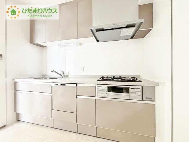 【キッチン】 | 三の丸グランキャッスルタワー | キッチンのスライド式収納は無理のない姿勢で、奥にしまった物でもラクラク取り出しできます(^^)/空間を最大限活用したシステムキッチンです