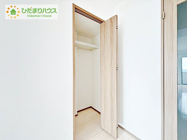 【収納】 | 三の丸グランキャッスルタワー | あると便利なリビング収納♪新たに収納を用意してお部屋が狭くなることもありません！
玄関とリビングを繋ぐドアはすりガラスを使うことで、あたたかく家族の帰宅を迎えることが出来ます♪