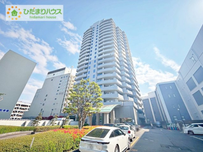 【外観】 | 三の丸グランキャッスルタワー | 水戸城跡にそびえ立つランドマーク。
南西角部屋の高層階からは千波湖畔を見降ろせる圧巻の眺望が広がります。
水戸駅からは徒歩6分の好立地