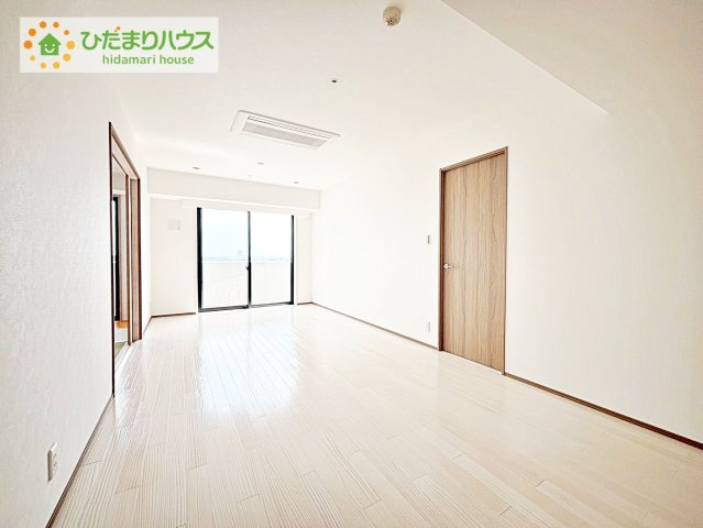 【居間・リビング】 | 三の丸グランキャッスルタワー | 南側にバルコニーがあり、明るく開放感のあるリビング。
鉄骨造マンションは高気密で日々の冷暖房効率を上げてくれるのもいいですね♪
昼間は、電気いらずでエコ+節約にもなります。