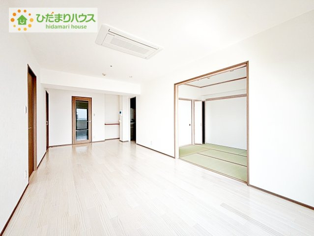 【居間・リビング】 | 三の丸グランキャッスルタワー | ホワイトを基調としたLDKは、明るく上品な心地よさを演出してくれます。空間に広がりをもたらし、より一層広く感じさせてくれます。