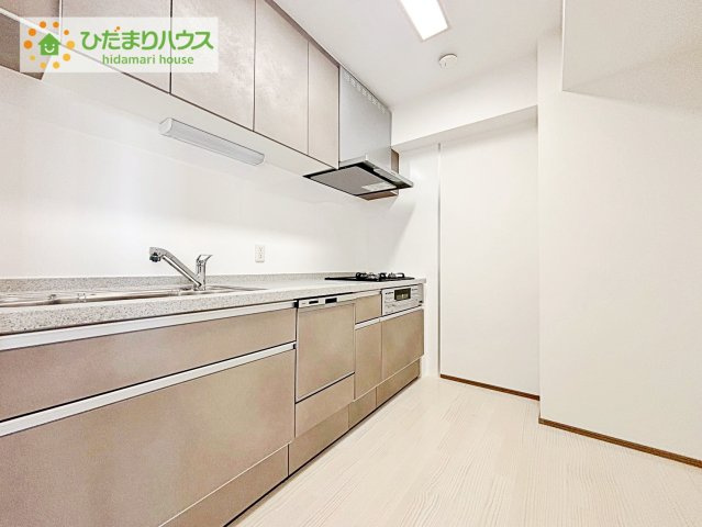 【キッチン】 | 三の丸グランキャッスルタワー | キッチンは収納数もさる事ながら、お子様と一緒にお料理ができるスペースも魅力的。奥様の家事負担を軽減する食洗器があることもポイントです！