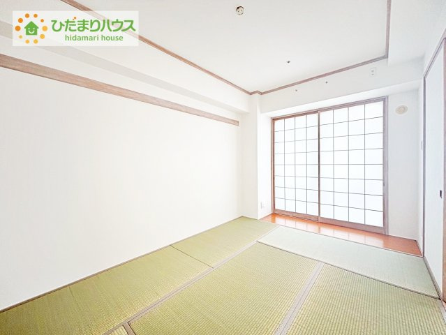 【和室】 | 三の丸グランキャッスルタワー | リビングには和室が隣接し、お子様の遊び場や家事スペースにも大活躍です☆
思わず横になりたくなる和室は憩いの場所です！