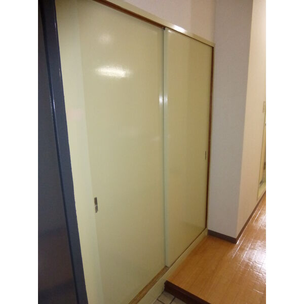 ハイツ丸利の玄関