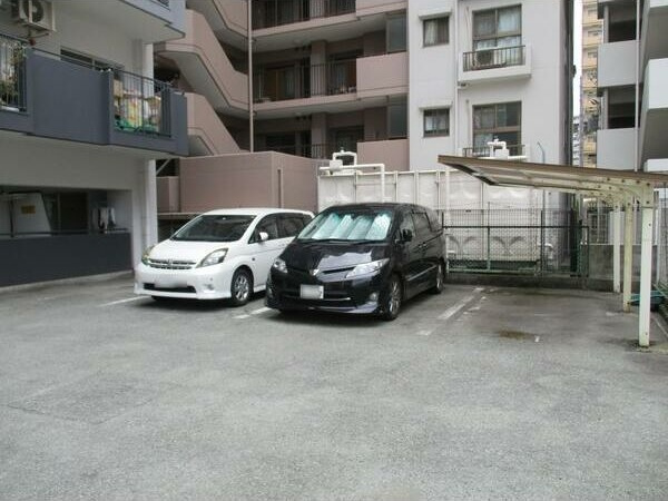 ハイツ丸利の駐車場