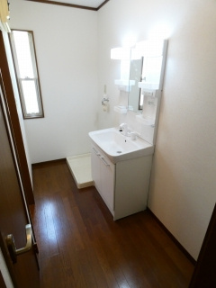 【洗面所】 | コートボナール | 洗面所は窓付きで換気にも便利です。