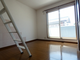 【洋室】 | コートボナール | こちらはロフト付きのお部屋です。