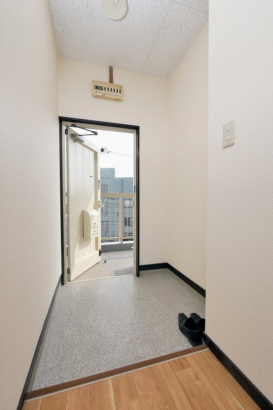 真藤ビルの玄関| 真藤ビル303号  