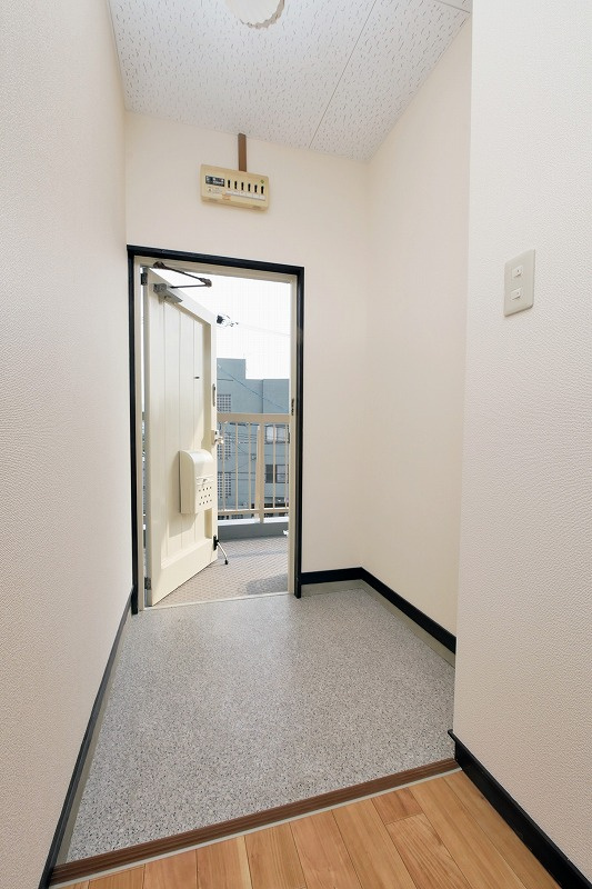 真藤ビルの玄関| 真藤ビル303号  