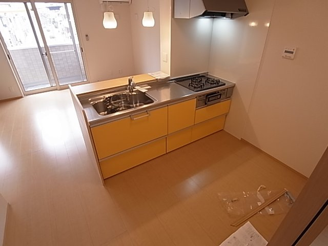 神戸市兵庫区松本通４丁目のアパートのキッチン|システムキッチン（ガス3口）