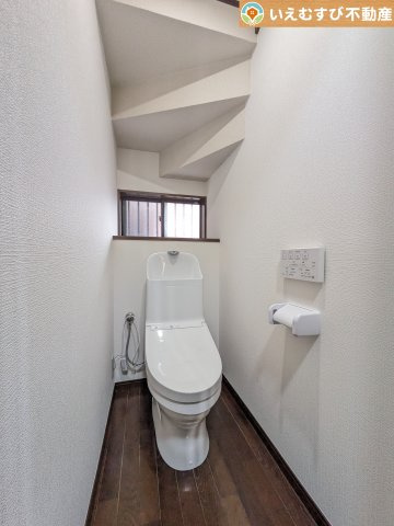 深谷市上野台　中古戸建のトイレ|シンプルで清潔感のあるトイレ
窓付きで明るく、お掃除しやすいシンプルな空間♪