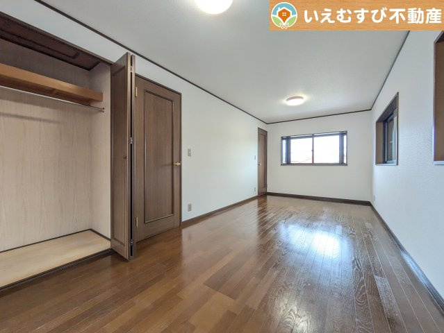 深谷市上野台　中古戸建の洋室|玄関がいつも片づく大容量シューズボックス
充実の収納設備で玄関がすっきり綺麗に過ごせると快適ですよね♪