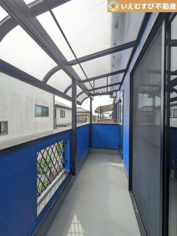 深谷市上野台　中古戸建のバルコニー|南バルコニーで毎日のお洗濯もラクラク快適
しっかり太陽の光が降り注ぐ南向きなのでお洗濯物が乾きやすい♪