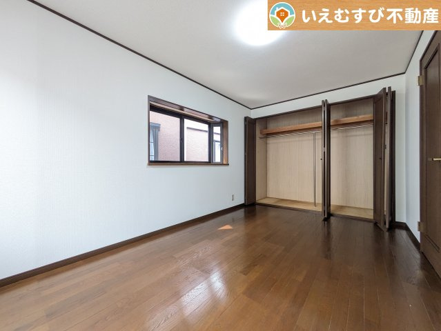 深谷市上野台　中古戸建の洋室|ナチュラルな色合いが落ち着くお部屋
シンプルな内装のお部屋なので自分でコーディネートしても楽しそうですね♪