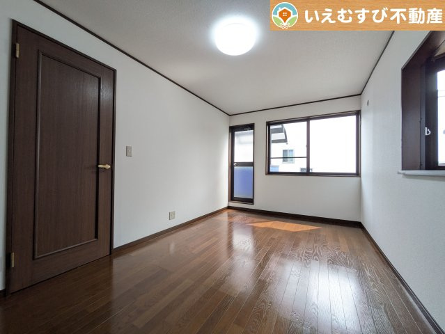 深谷市上野台　中古戸建の洋室|2面採光で明るい居室
たっぷりの採光で自然光の差し込む明るいお部屋！新生活を想像すると楽しみが増しますね♪