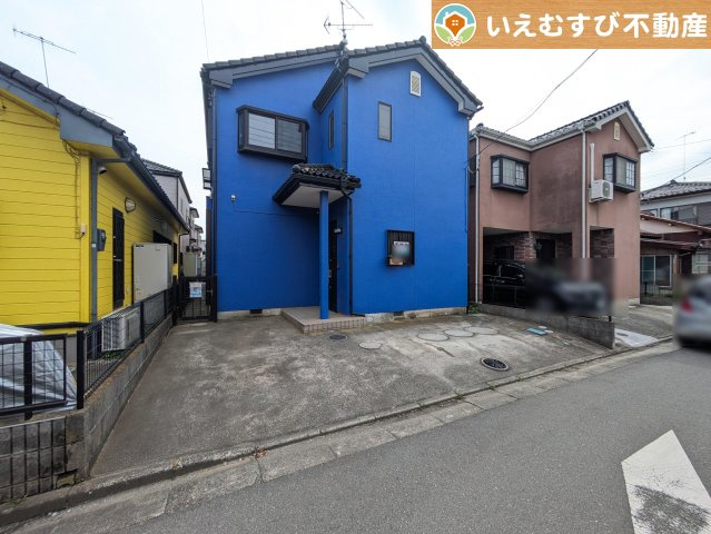 深谷市上野台　中古戸建の駐車場|2台駐車可能なスペース完備
しっかり舗装してある駐車スペースで天気が悪く足元が悪い日でも乗り降りしやすい♪