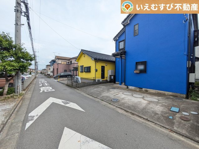 深谷市上野台　中古戸建の前面道路含む現地写真|充分な広さの前面道路
間口が広くお車の出し入れも問題なく行えるスペースが確保されています♪