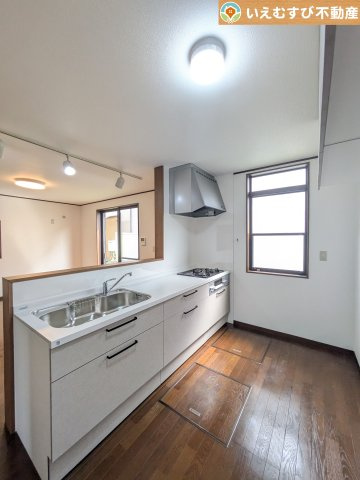 深谷市上野台　中古戸建のキッチン|リビングのお子様を見守りながらお料理ができる対面キッチン
様子を見たり会話をしながら過ごせるキッチンで楽しく料理ができますね！