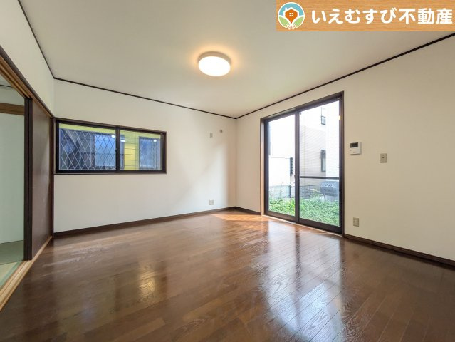 深谷市上野台　中古戸建の居間・リビング|開放感と家族との距離感にこだわったＬＤＫ
採光たっぷりのリビングで休日には家族みんなでくつろげそうですね♪