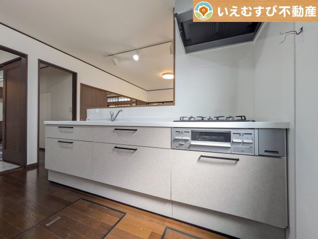 深谷市上野台　中古戸建のキッチン|リフォーム済みのキッチン
綺麗なキッチンで快適なお料理タイム♪ぬくもりのある落ち着いた空間！