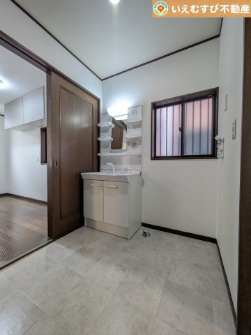 深谷市上野台　中古戸建の独立洗面台|ゆとりの広さの洗面室
洗濯機を置いても余裕のある広さ！家事をするにも身支度するにも便利な広さですね！