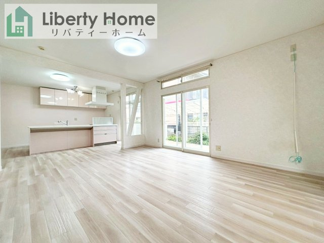 牛久市中央１丁目　中古戸建の居間・リビング