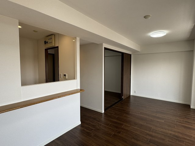 ベルシャトゥ八王子台町の居間・リビング|～13.9帖の明るいLDKで、家族団欒の時間をお過ごしいただけます～