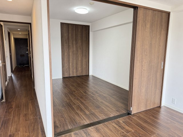 ベルシャトゥ八王子台町の洋室|～リビングに隣接している6.0帖の洋室　引戸をあけて開放的な空間に～