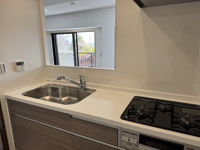 ベルシャトゥ八王子台町の内装|～リビングにいるご家族とのコミュニケーションもとりやすいカウンターキッチンです～