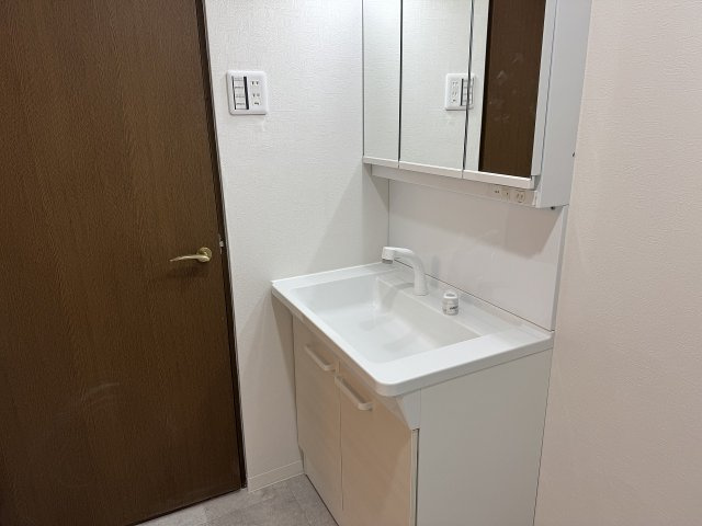 ベルシャトゥ八王子台町の独立洗面台|～新規交換済、３面鏡付きの独立洗面台　細々している物をスッキリ収納出来ます～