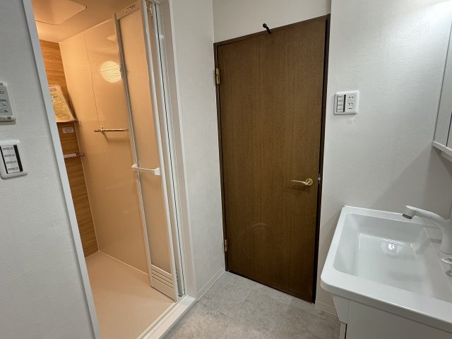 ベルシャトゥ八王子台町の脱衣所|～クロス・クッションフロアも総交換済　清潔感のある脱衣所です～