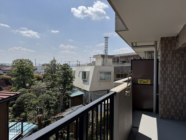 ベルシャトゥ八王子台町のバルコニー|～南向きで陽当たりの良いバルコニー　洗濯物がよく乾きそうです～