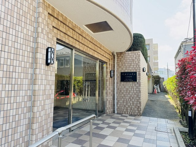 ベルシャトゥ八王子台町のエントランス|～管理形態は全部委託式、キレイにメンテナンスされているマンションです～