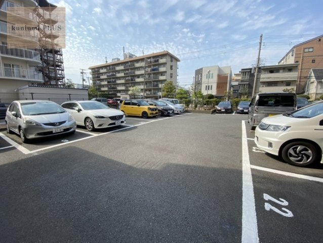 メゾンドヴィル今福の駐車場