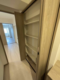 【収納】 | プラザローヤル５ | プラザローヤル5の玄関横の収納は新品です。内装フルリノベーション済みです。