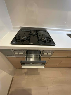 【キッチン】 | プラザローヤル５ | プラザローヤル5のキッチンは新品です。3口ガスコンロにグリル付きです。内装フルリノベーション済みです。