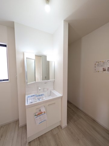 【独立洗面台】 | ズットプラス高崎市新後閑町2期ー① | 収納に便利なパントリースペースを併設♪