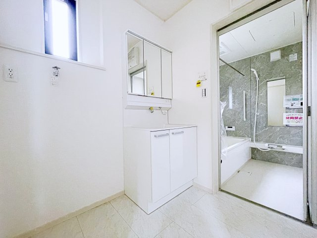 熊谷市箱田7丁目　AiTOWN　全3区画の独立洗面台|三面鏡タイプの独立洗面台で、身だしなみチェックも収納力も◎洗面まわりもすっきり清潔に保てます！