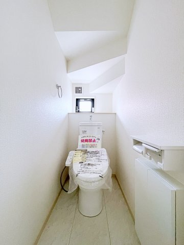 熊谷市箱田7丁目　AiTOWN　全3区画のトイレ|小窓付きで自然光が入る明るくて爽やかなトイレ空間です！