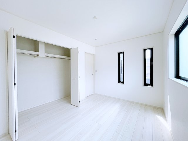 熊谷市箱田7丁目　AiTOWN　全3区画の洋室|ハンガーパイプ付きのウォークインクローゼットで大切な衣類もたっぷり収納可能！季節物の整理にも便利です！